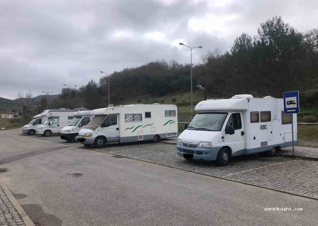 Parkplatz für Autos und Wohnmobile