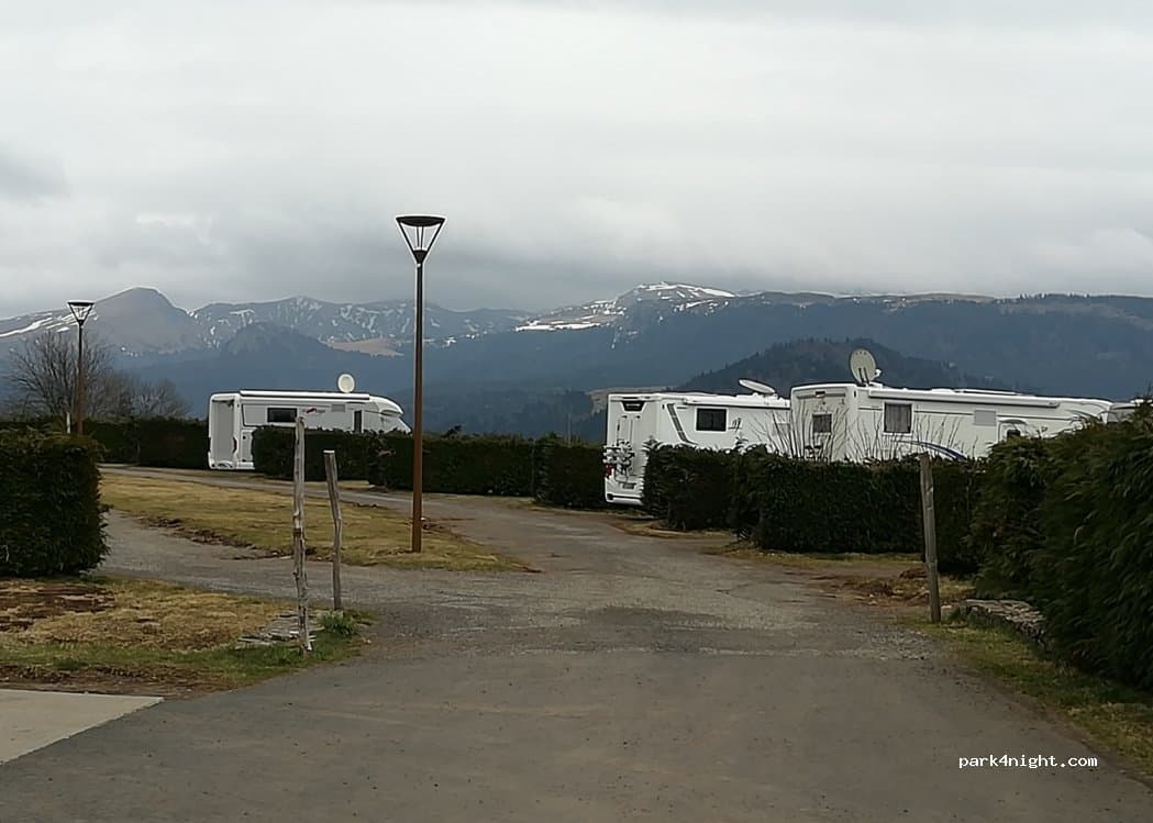 AIRE CAMPING-CAR PARK de MURAT LE QUAIRE