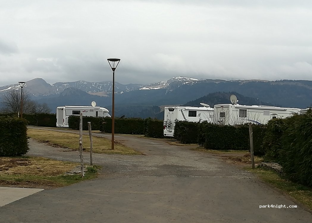 AIRE CAMPING-CAR PARK de MURAT LE QUAIRE