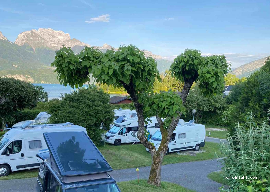 L' Hirondelle -Aire de camping-car