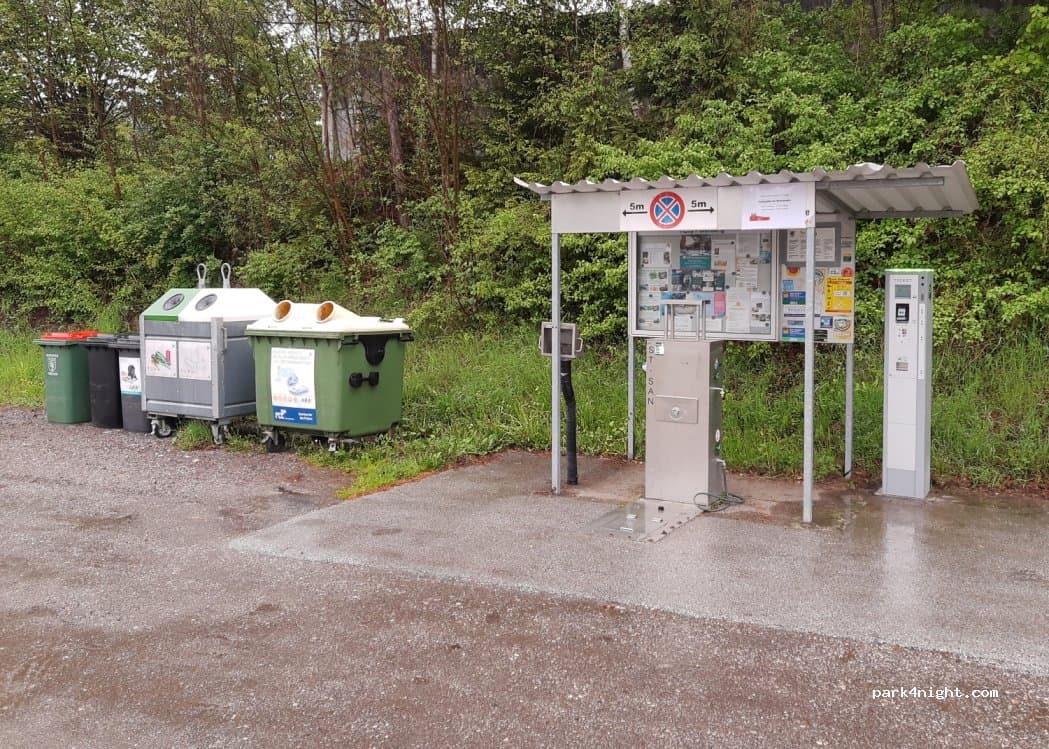 Parkplatz für Wohnmobile 10€ 24 Stunden 20€ 48 Stunden