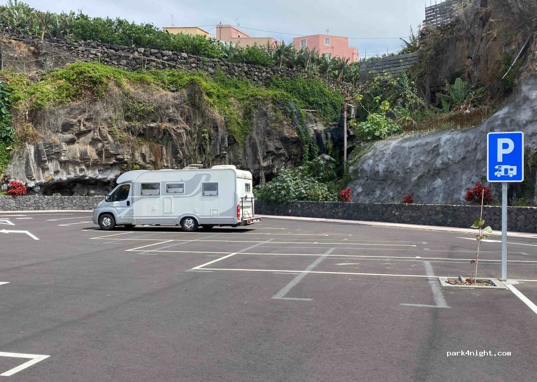 Parking Charco Azul y Puerto Espíndola