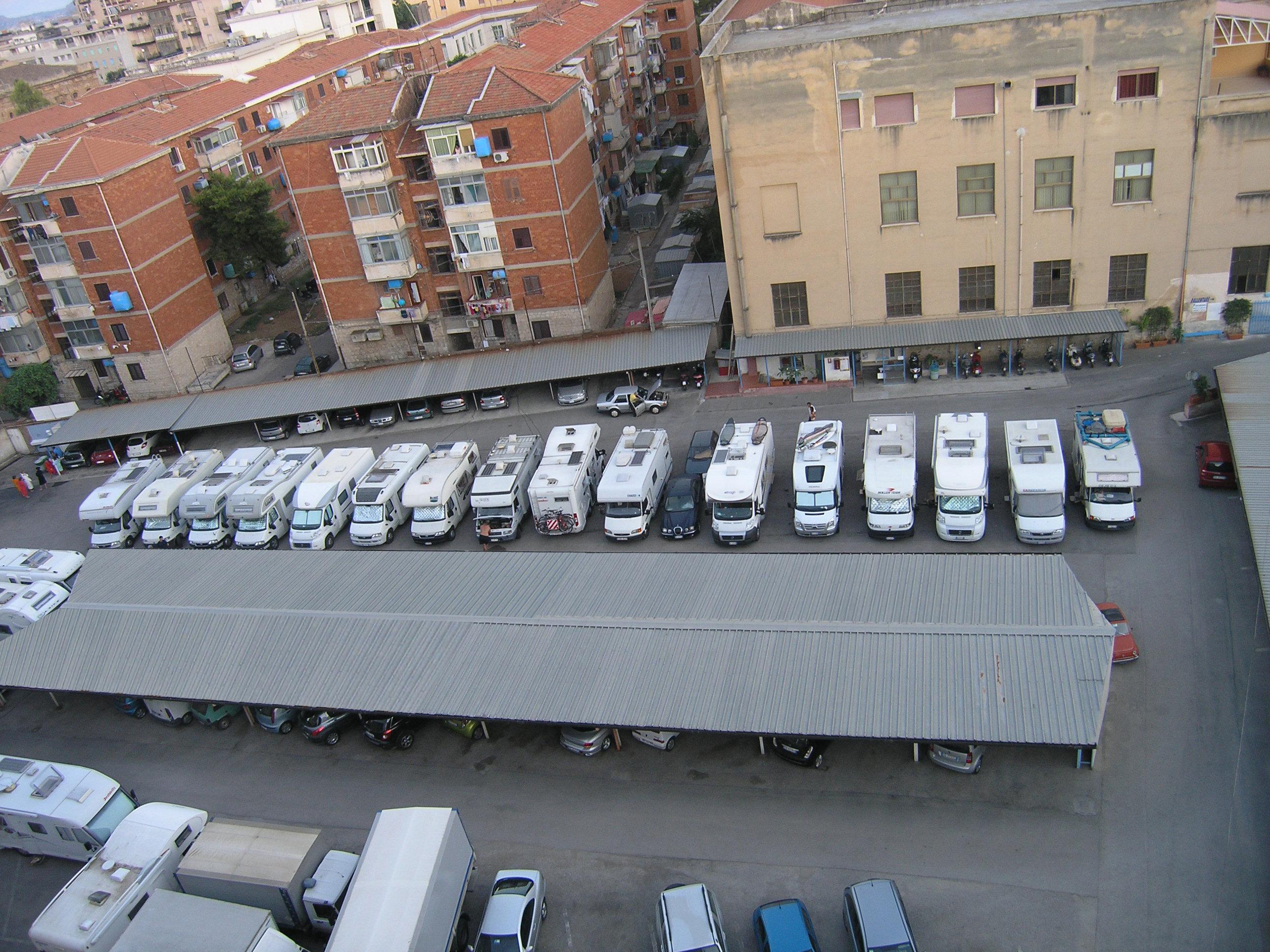 AREA DI SOSTA CAMPER ATTREZZATA E' ALBERATA