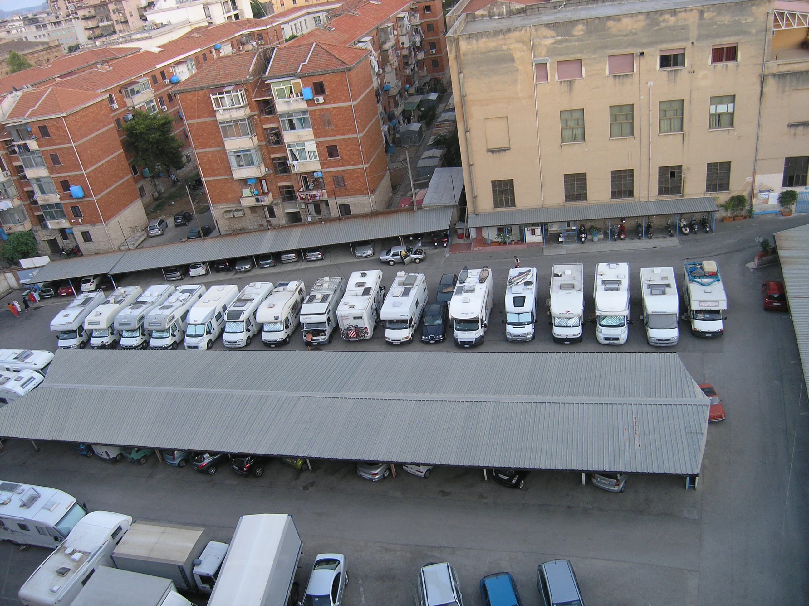 AREA DI SOSTA CAMPER ATTREZZATA E' ALBERATA